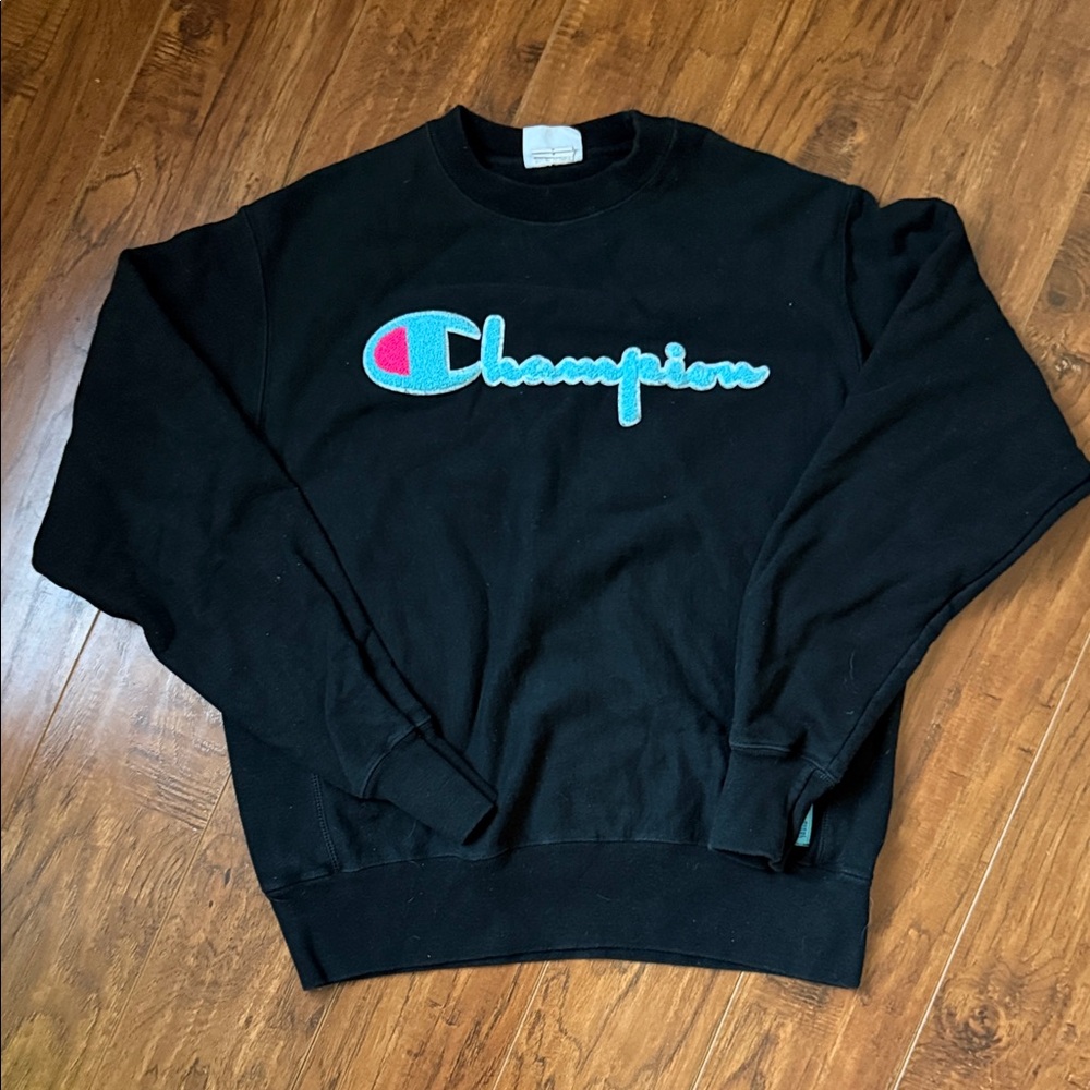 Vintage Champion Women’s Medium Black Crewneck Sweatshirt Embroidered Fuzzy Logo